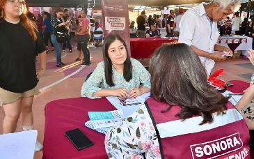 Gobierno de Sonora beneficia a familias de Las Amapolas con jornada de servicios gratuitos