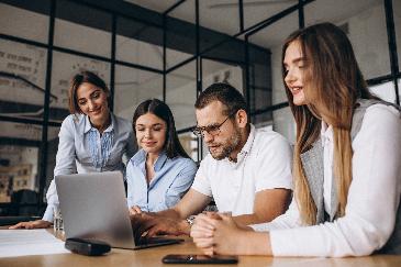 Más allá del yoga a la hora del almuerzo y el café gratis: Estrategias reales para reducir el estrés laboral