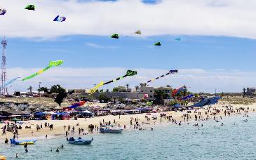 Sky Fest llena de color el cielo de Bahía de Kino con papalotes gigantes