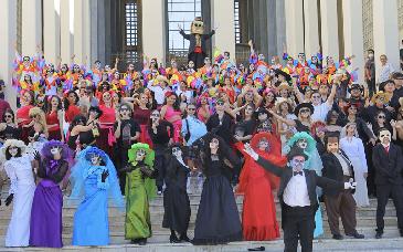 Estudiantes y maestros de la Unison toman las Calles en la Procesión del Día de Muertos 