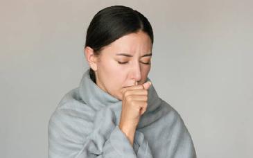 No basta con cubrirse: la forma correcta de toser sí reduce contagios