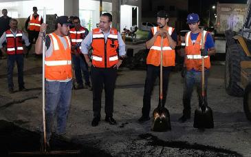 Supervisa Toño Astiazarán trabajos de bacheo nocturno en bulevar Quiroga