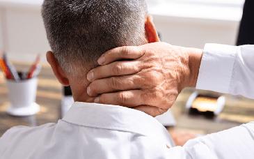 Estar sentado todo este tiempo dispara el riesgo de dolor de cuello