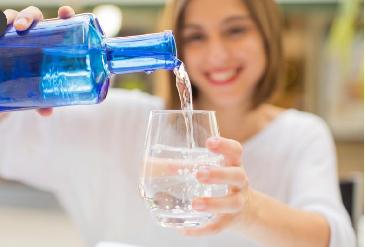 Agua alcalina: ¿moda pasajera o herramienta real para mejorar la salud?