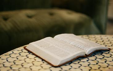 Un libro abierto en la mesa: el microhábito que te invita a leer