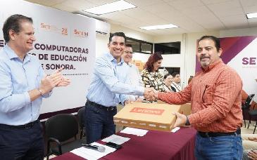 Docentes sonorenses reciben computadoras para fortalecer la enseñanza y reducir la brecha digital
