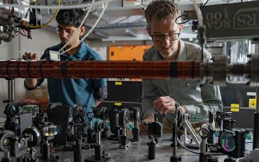 Experimento confirma que átomos pueden estar en dos lugares simultáneamente