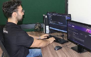 Académicos y estudiantes de UTS cursan inglés para industria de semiconductores