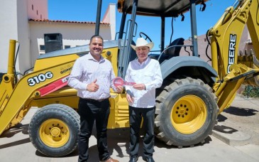  Alfonso Durazo lleva apoyos, becas y maquinaria a municipios del noroeste de Sonora