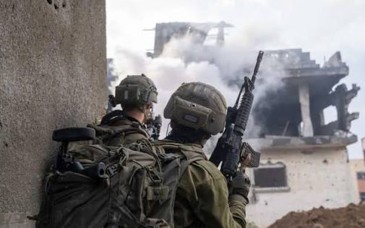 Indigna imagen de militares israelíes posando junto a un palestino con los ojos vendados
