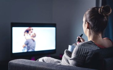 Ver demasiada televisión en la mediana edad podría afectar la salud cerebral, revela estudio