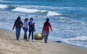 Estudiantes del Cecyte Sonora realizan jornada de limpieza en la playa de Huatabampito