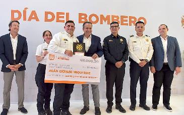 Toño Astiazarán entrega vehículo eléctrico y distingue a bomberos del año en Hermosillo