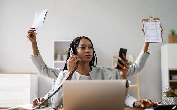 Tener un solo trabajo ya no alcanza: la generación que vive entre entregas, freelancing y dobles jornadas