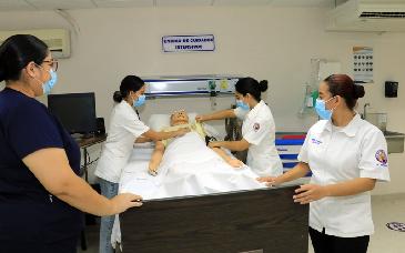 Personal de enfermería enfrenta desafíos y fortalece su papel en la atención a la salud