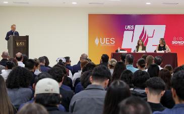 UES acredita 21 programas educativos