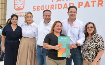 Entrega Toño Astiazarán 50 escrituras y suma 862 títulos de propiedad