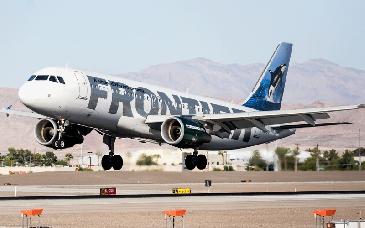 Muere hombre tras ser embestido por avión de Frontier Airlines en Denver