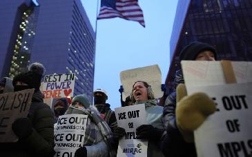 Juez cita a jefe del ICE por incumplir audiencias a migrantes