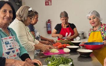 Adultos mayores aprenden preparación de alimentos saludables en CEDAM Hermosillo