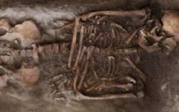 Hallan ofrenda funeraria con madre y bebé en Tlatelolco