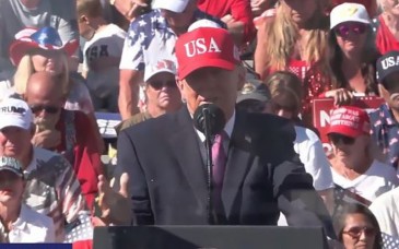 Trump afirma que quienes filtran información deben ser fusilados durante acto en Arizona