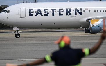 Primer vuelo de deportados venezolanos llega a Caracas tras captura de Maduro