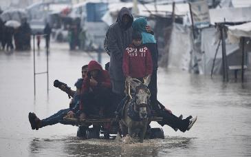Frío, ruinas y ocupación: Gaza enfrenta muertes por exposición y nuevos planes de asentamientos