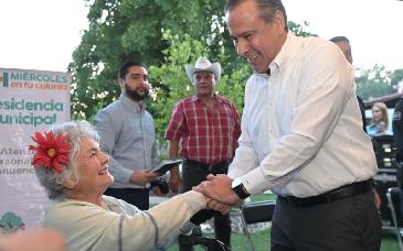 Acerca Toño Astiazarán servicios municipales a Villa de Seris con Miércoles en tu Colonia