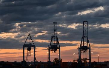 Petróleo sube más de 5% por tensiones en Ormuz y escalada entre EU, Israel e Irán