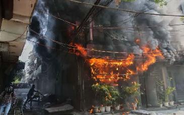 Incendio en hotel de Delhi deja al menos 21 muertos