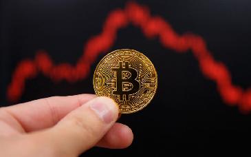 Bitcoin baja un 4% desde el viernes, mientras Strategy continúa sus compras