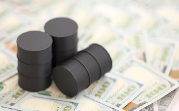 Petróleo cae bajo los 100 dólares, pero rebota por tensión