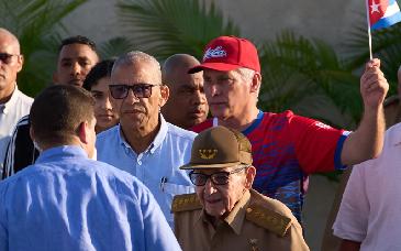 Díaz Canel encabeza concentración en Cuba en respaldo a Raúl Castro