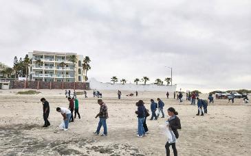 Estudiantes del ITSPP se suman a limpieza de playas en Puerto Peñasco