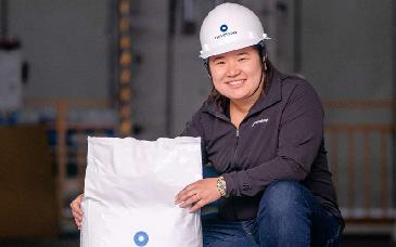 De basura a zapatillas: startup convierte plástico común en materiales de alto valor