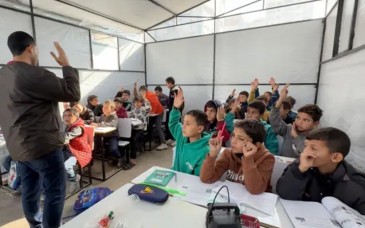 Más de 830 mil niños palestinos regresan a clases en medio de violencia y desplazamientos